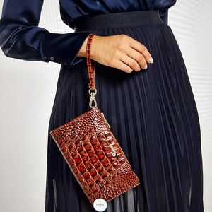 Brahmin DAISY wristlet: Pecan Melbourne (8.5″ W 5.38″ H 2.0″ D)